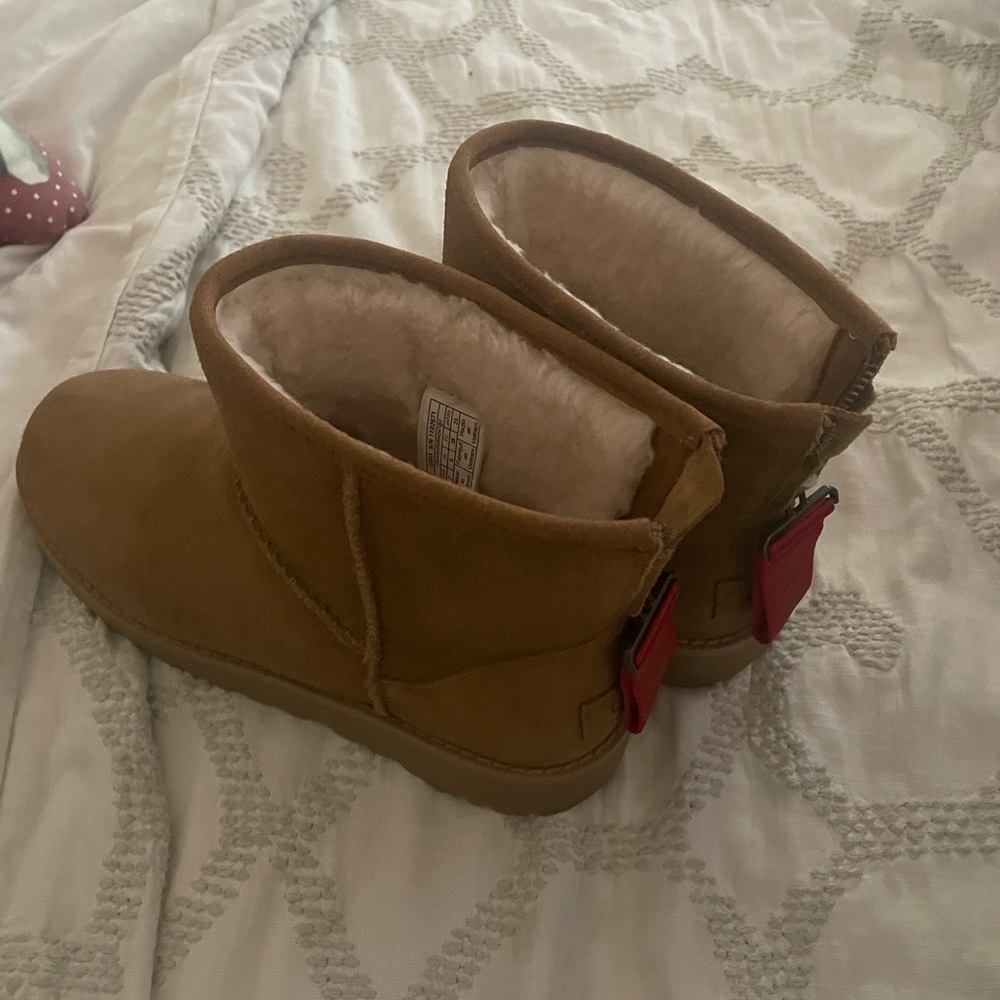 Ugg classic zip mini